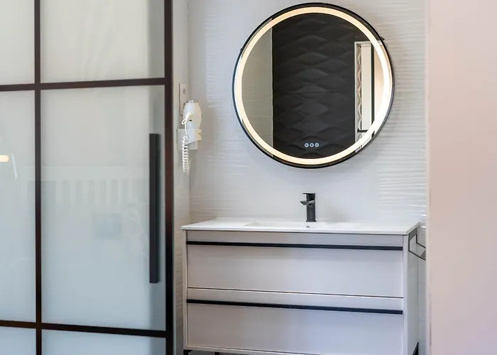 Casa Madeira, With Salt-water Pool And Sauna 빌라 라고스